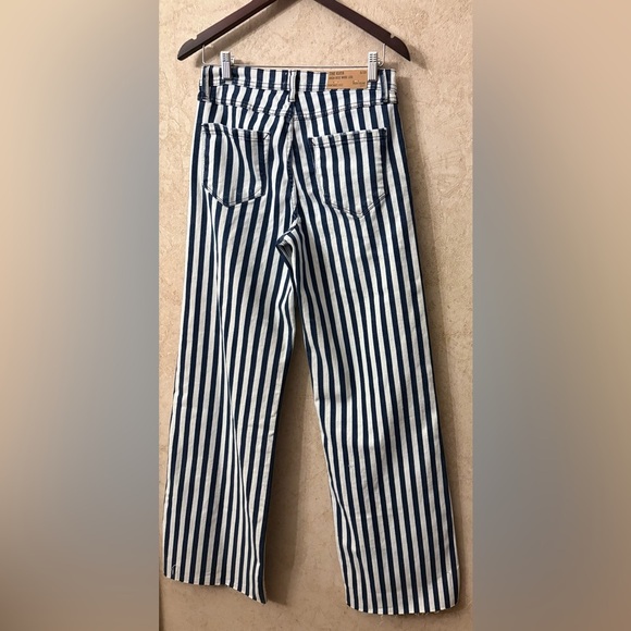 Kensie High Waist Raw Hem Wide Leg Jeans (Waist 28”Rise 10.5”Inseam 32”) - Picture 4 of 9